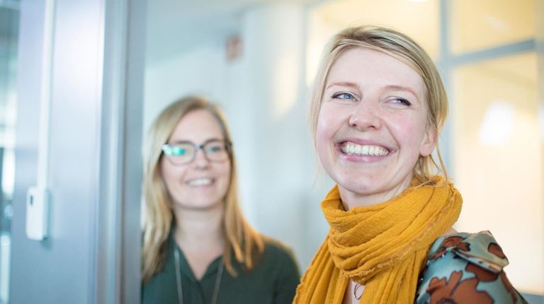 Twee vrouwelijke medewerkers